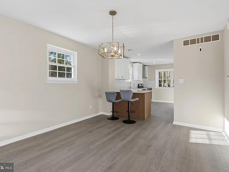 221 Oak Ln — Photo 12