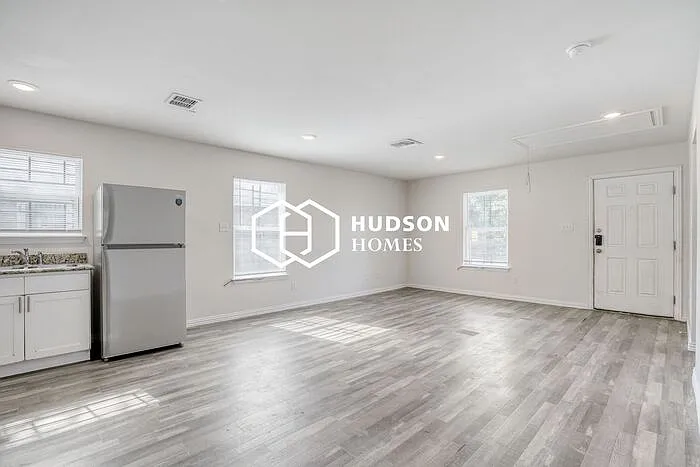 3 bed, 2.0 bath, 909 sqft, $1,195 — Photo 3