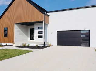 320 36th St, Cumming, IA 50061