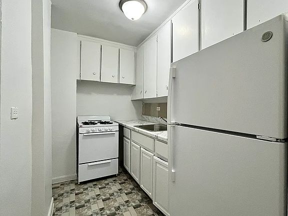 3rd image of 130 E 18th St APT 4