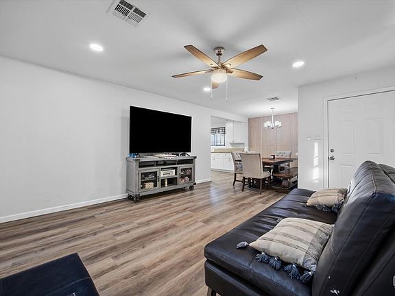 4th image of 224 Price St