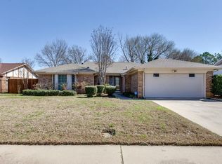 1202 Hillcrest Dr, Euless, TX 76039