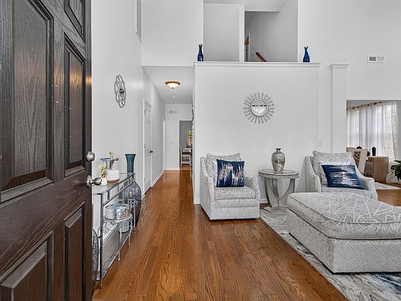 4th image of 301 Sabal Palmetto Ct