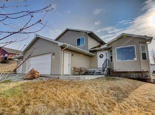 1713 Rivers Edge Dr SE, Minot, ND 58701