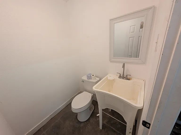 719 E Mulberry St — Photo 9