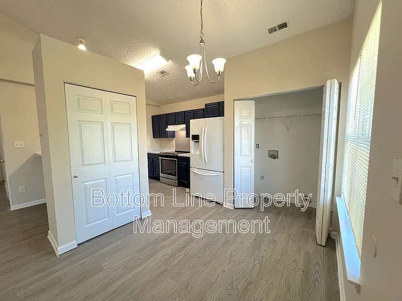 3 bed, 2.0 bath, 1500 sqft, $1,795 — Photo 3
