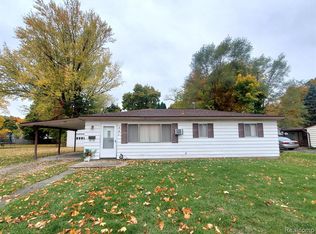 721 Oak Park Dr, Fenton, MI 48430