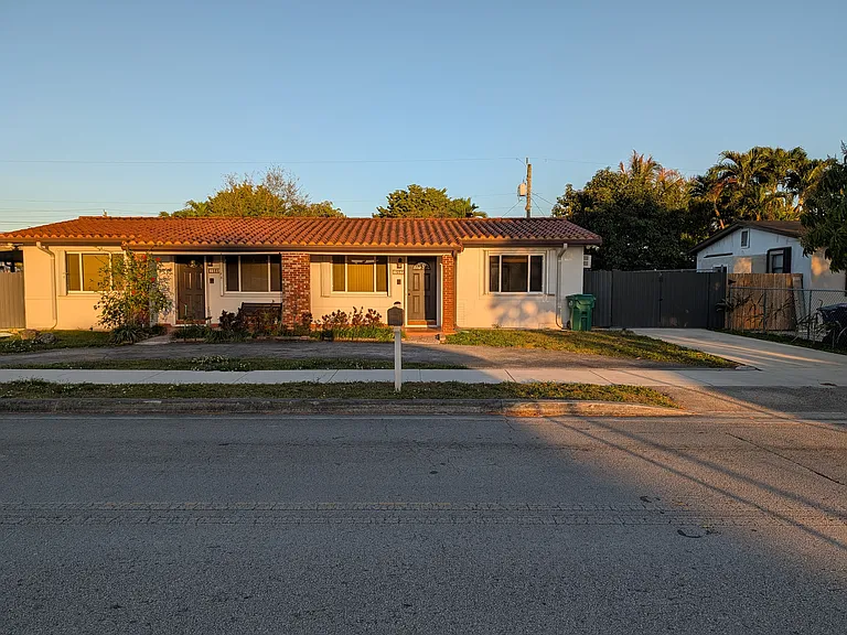 1037 SW 76th Ave — Photo 2