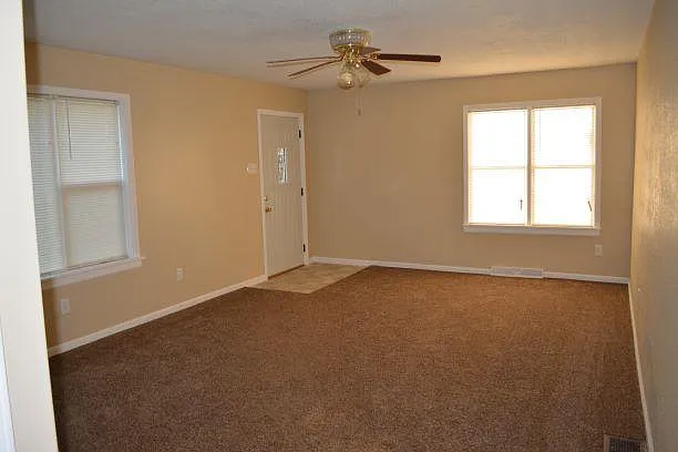 3 bed, 1.5 bath, 1305 sqft, $1,500 — Photo 3