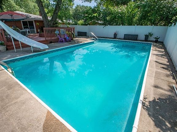 2nd image of 55869 Oak Manor Pl