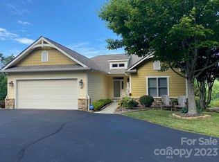 40 N Cove Summit Dr, Hendersonville, NC 28739