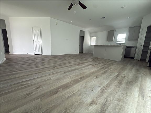 4th image of 510 Oak Chase Ave