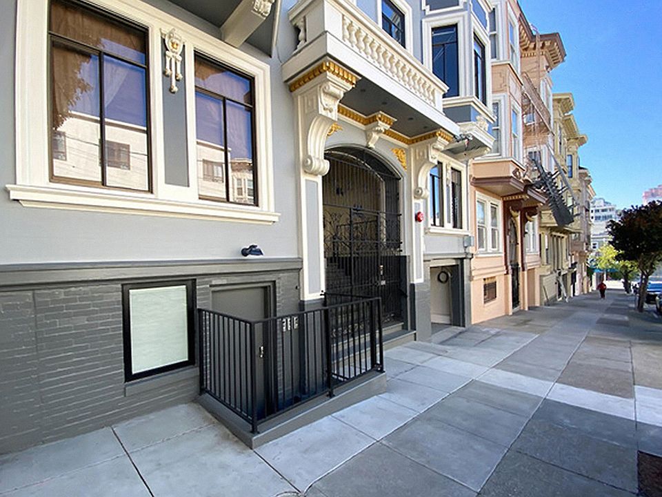 Main entrance door of the apartment building at 1633 Washington St, San Francisco, CA 94109, USA