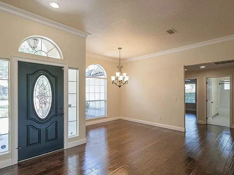 905 Quincy Ct — Photo 2