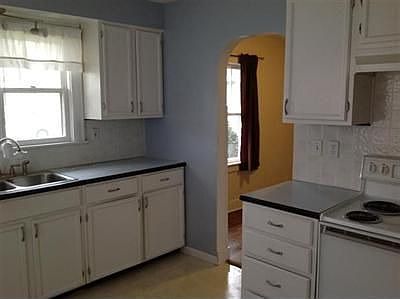 4th image of 1323 Alberta St NE
