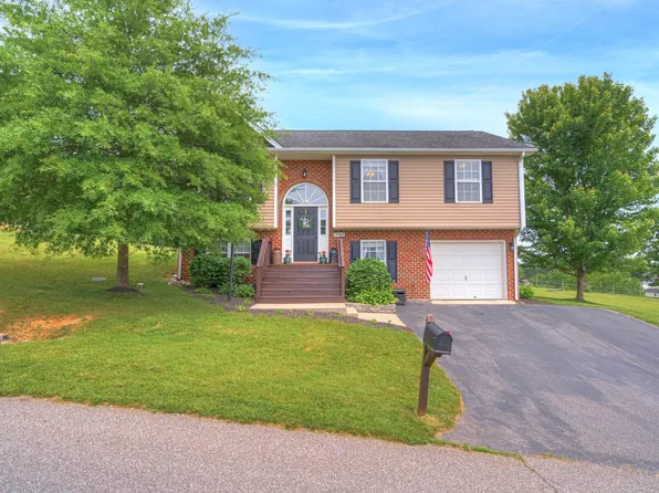 1040 New Village Dr NW, Christiansburg, VA 24073