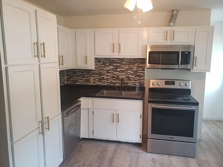 806 Maplepark Dr — Photo 10