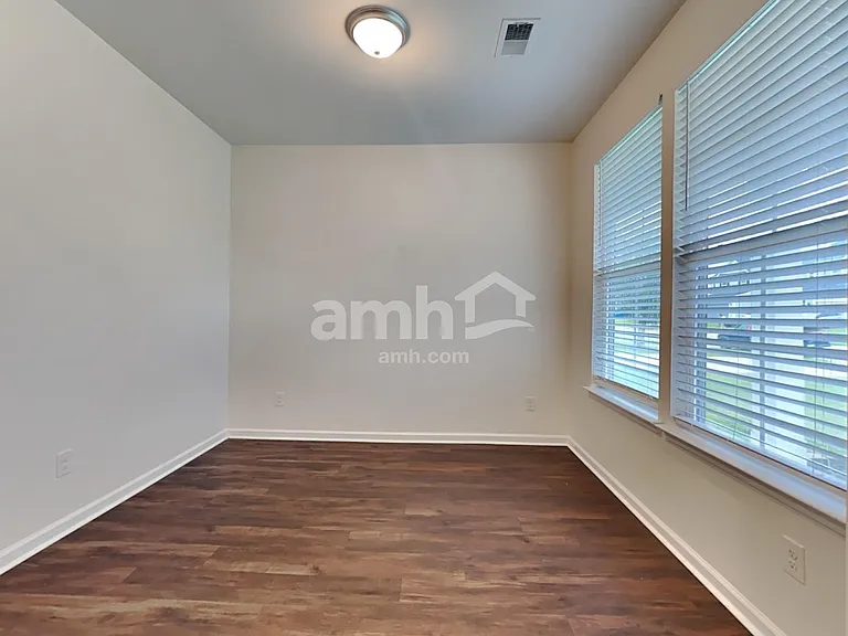1360 Hermitage Ln — Photo 5