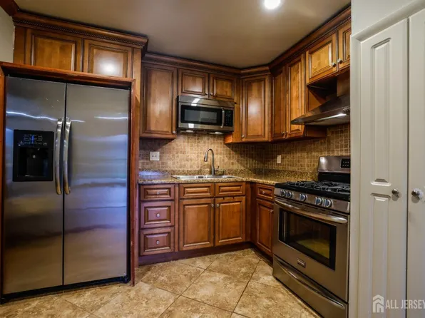 615 Cricket Ln, Woodbridge, NJ 07095