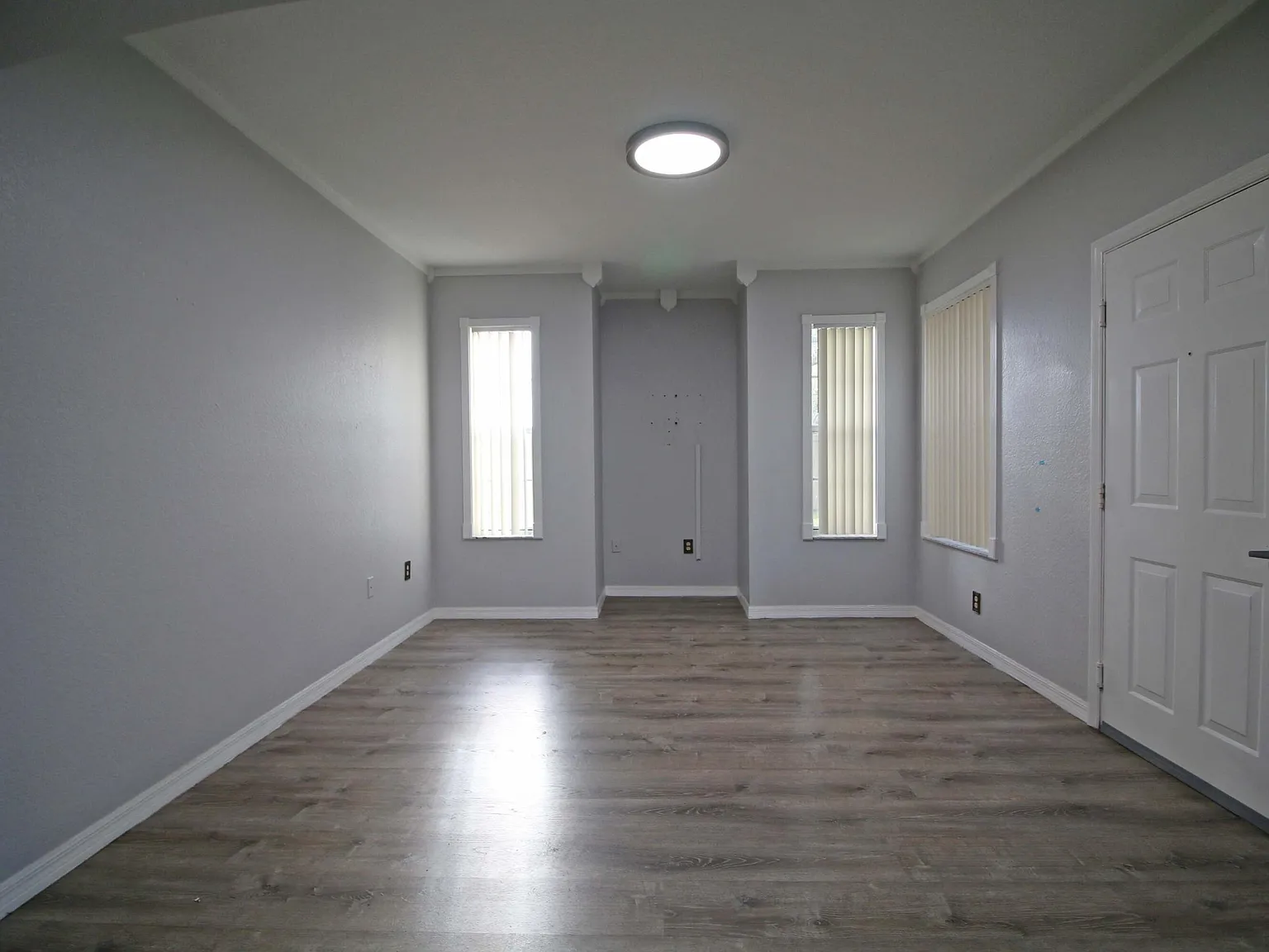 3 bed, 2.0 bath, 1467 sqft, $2,300 — Photo 2