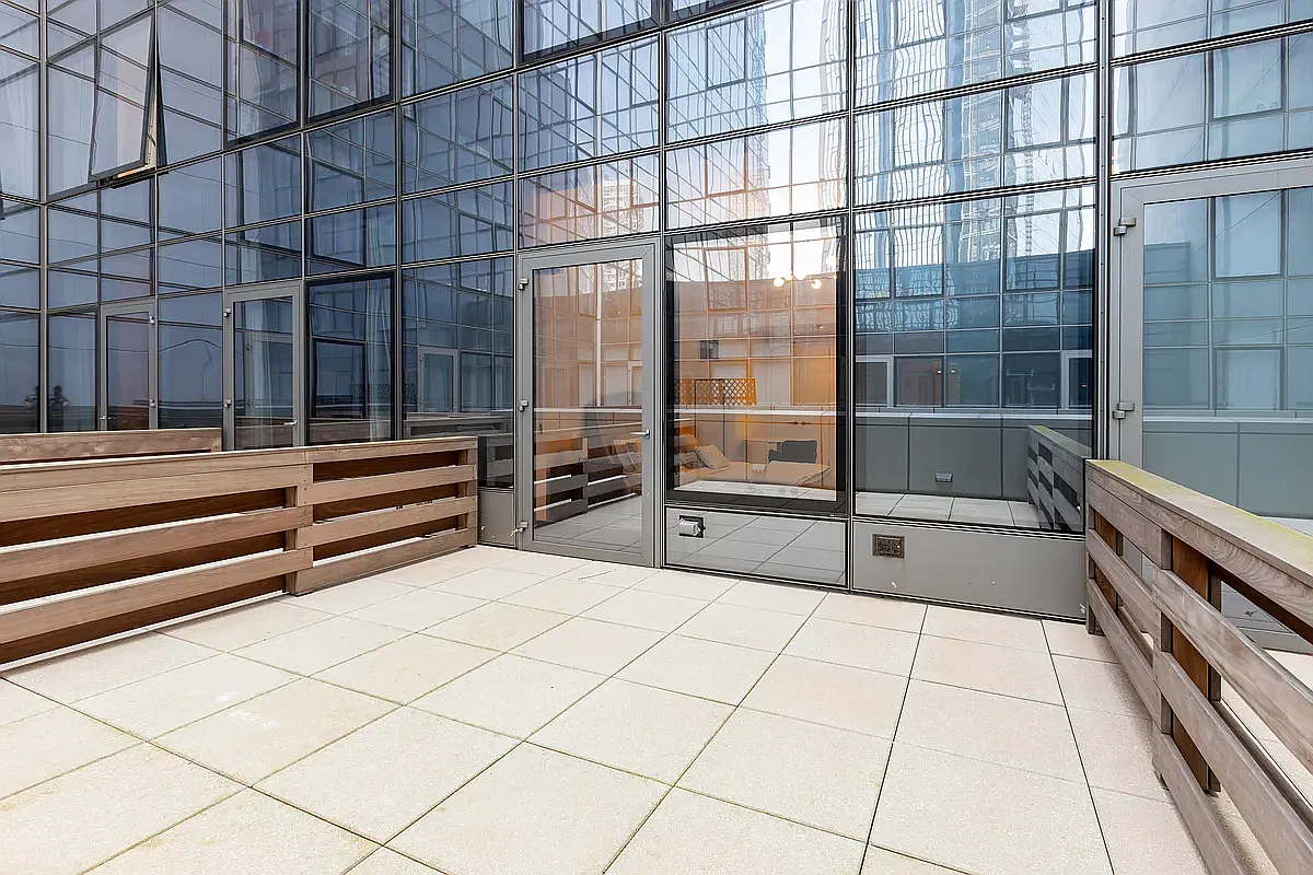 3 Court Square — Photo 3
