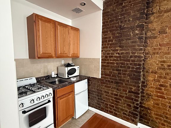 3rd image of 403 W 54th St APT 1D