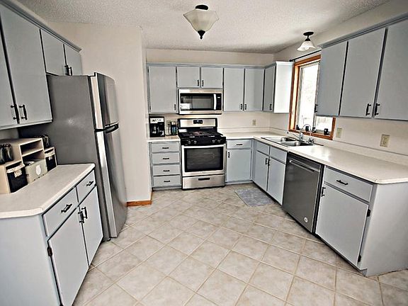 3rd image of 408 Cottonwood Ave NE