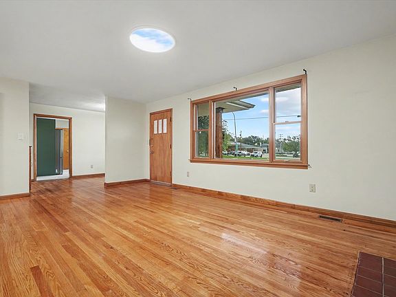 5th image of 904 W Kirby Ave
