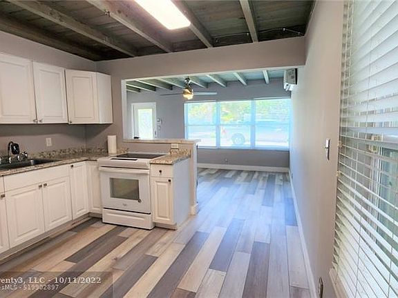 4th image of 325 SW 21st St