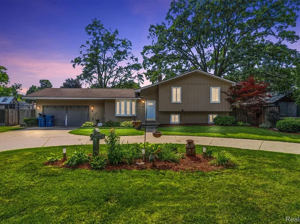 305 East Rd, Holly, MI 48442
