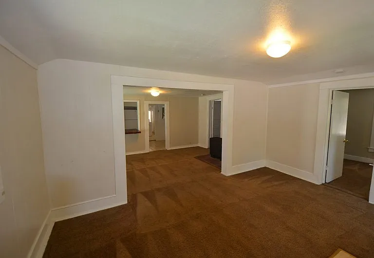 1146 Warner St — Photo 6