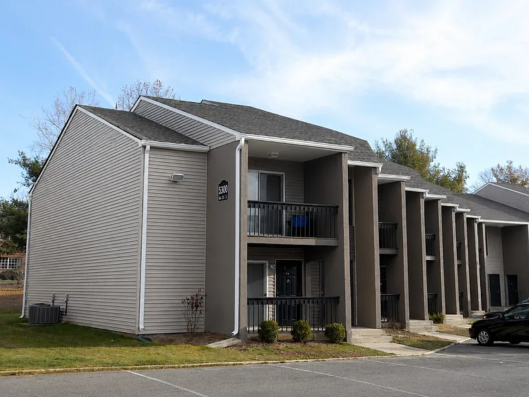 Elevate your lifestyle at Summit Place Apartments. With modern architecture and serene surroundings, this community offers a perfect blend of comfort and convenience. Ready to find your new home? Inquire today!