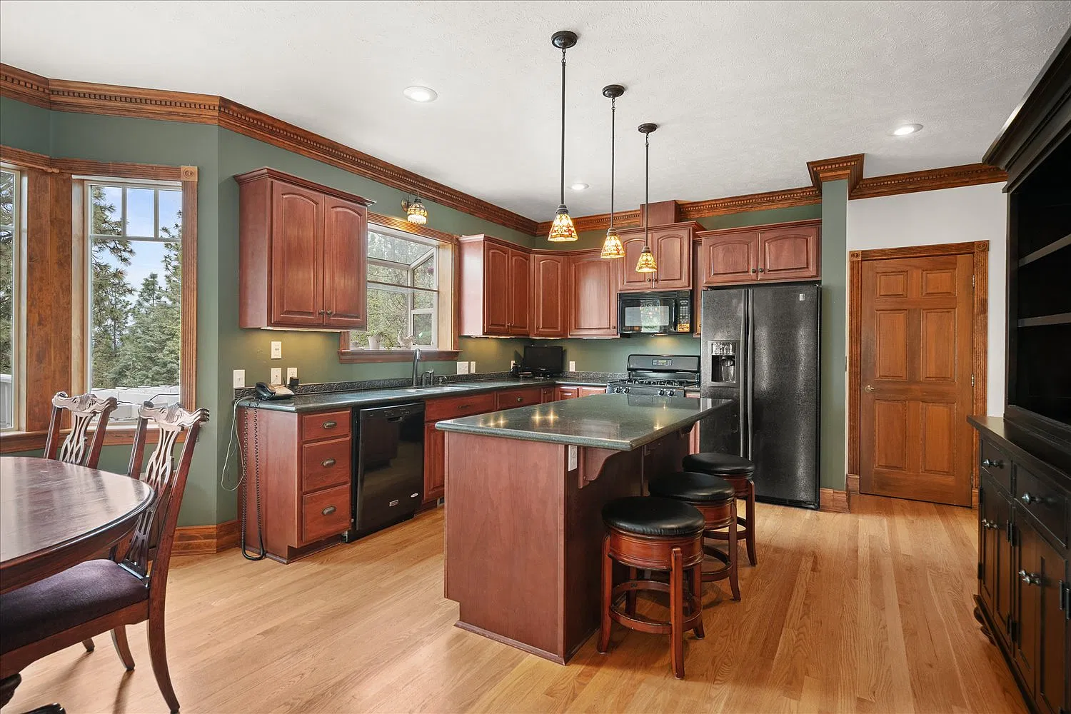 5 bed, 3296 sqft, $3,500 — Photo 2