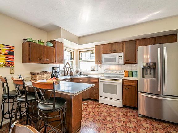 5th image of 571 Bishop Dr