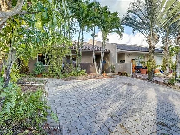 3rd image of 833 SW 12th Pl #833