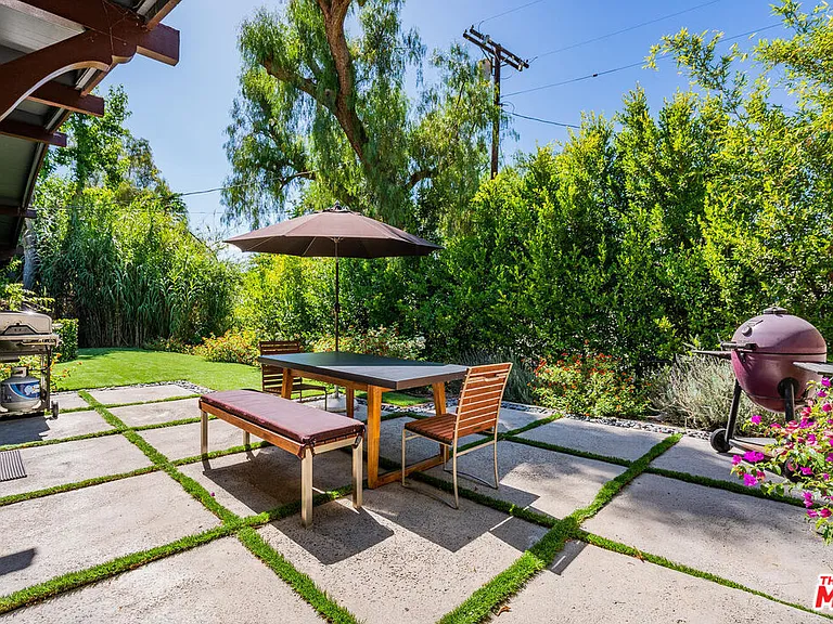 22705 Crespi St — Photo 10