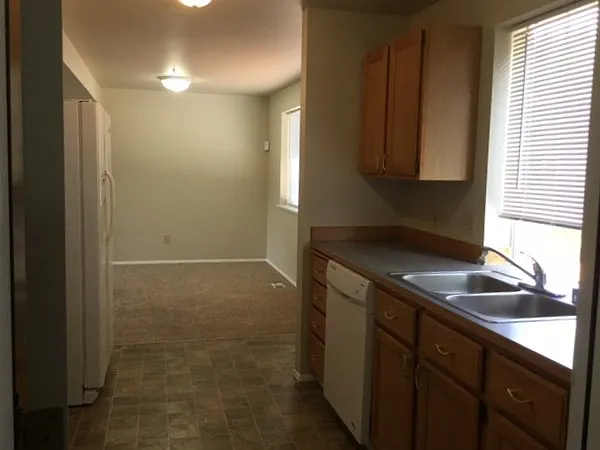 3 bed, 2.5 bath, 1930 sqft, $3,445 — Photo 3