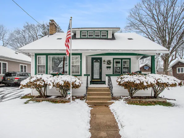 306 W 3rd St, Buchanan, MI 49107