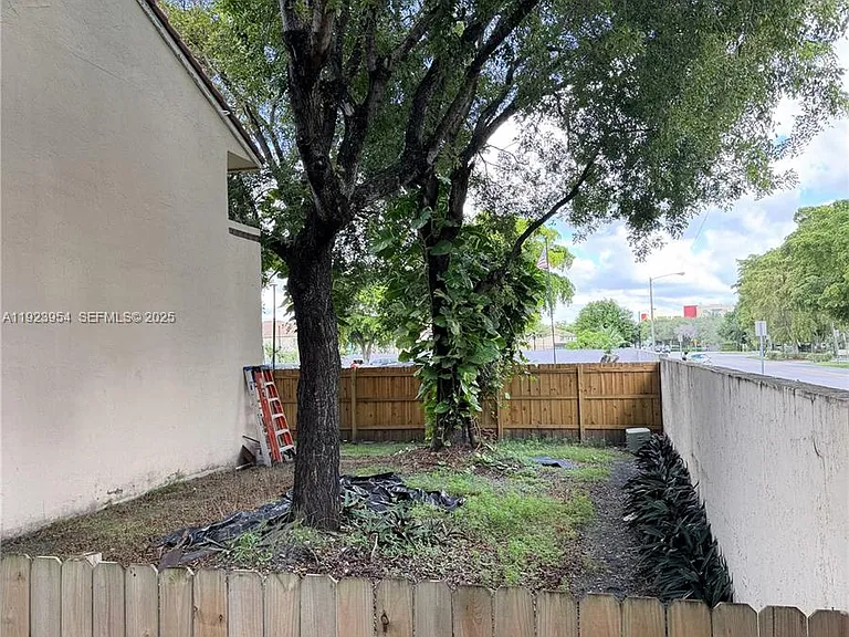 17982 NW 68th Ave — Photo 4