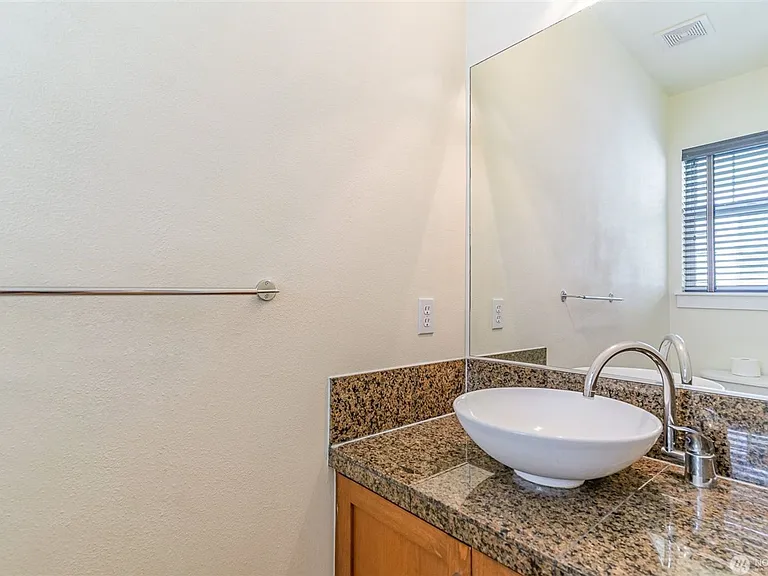 1774 25th Ave NE — Photo 15