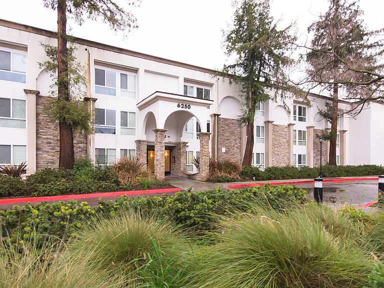 Santa Teresa Apartments — Photo 1