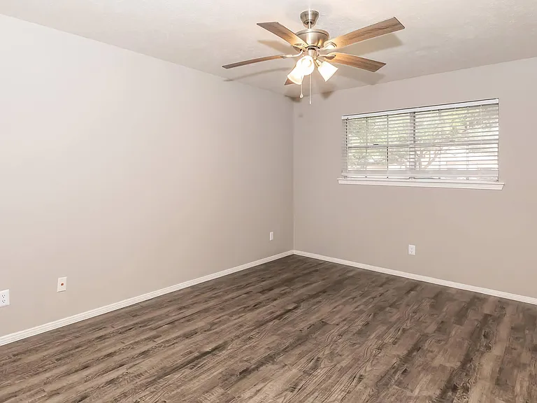 Camelot Apartments — Photo 70
