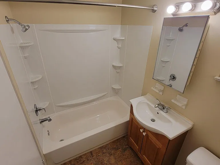 1090 Tonawanda Ave #1090 — Photo 7
