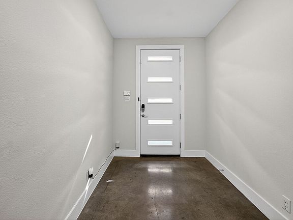 4th image of 1606 N Hackberry St Unit 204