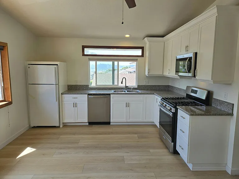 635 Fresca St — Photo 5