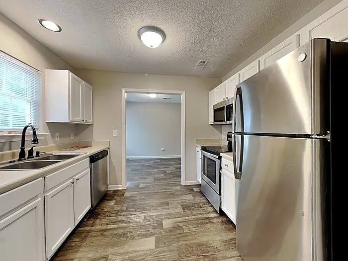 3 bed, 3.0 bath, 1528 sqft, $1,825 — Photo 4