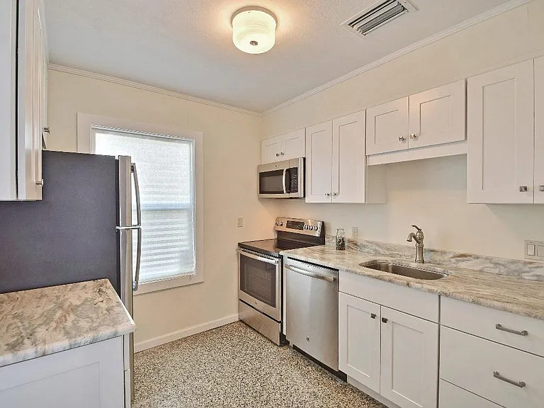 907 Ocean Pl — Photo 9