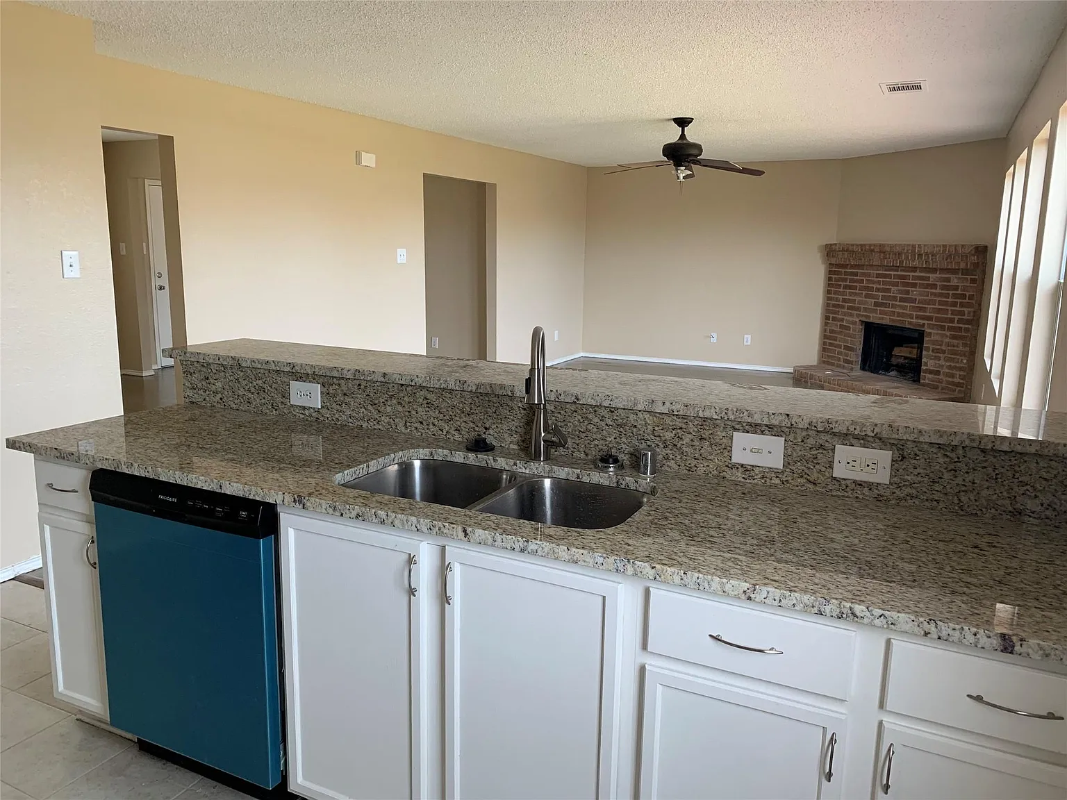 3 bed, 2.5 bath, 2048 sqft, $2,200 — Photo 4