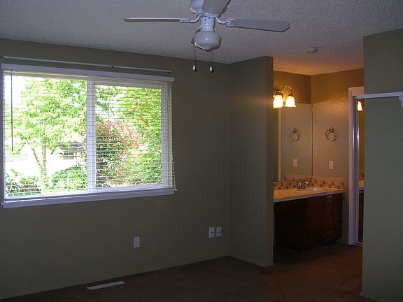 4th image of 1102 192nd St E