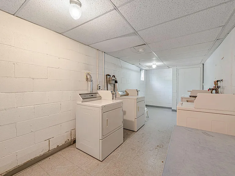 Brooklane Manor Apartments — Photo 79